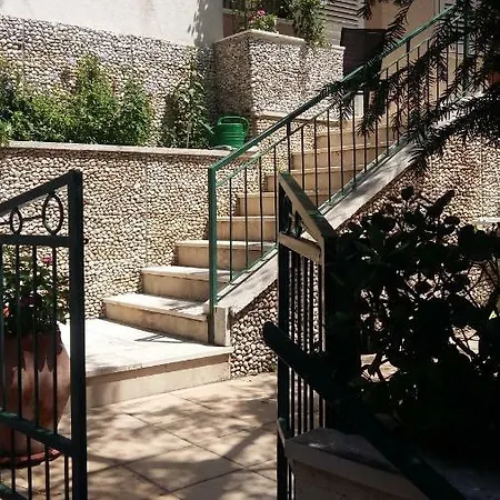 Kaja Guest house *